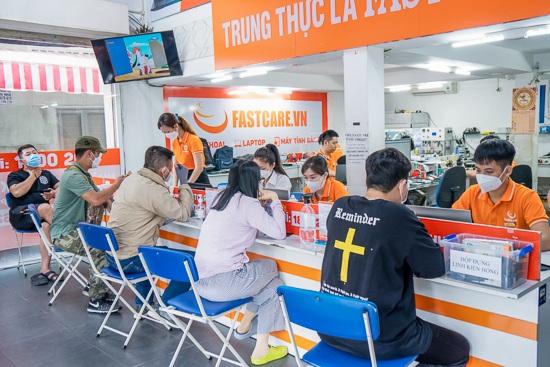 Khách hàng thay nắp kính lưng iPhone 11 tại FASTCARE