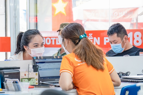 Khách hàng thay vỏ iPhone 12 tại FASTCARE