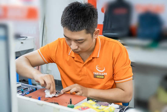 Kỹ thuật viên FASTCARE tiến hành thay vỏ iPhone 11