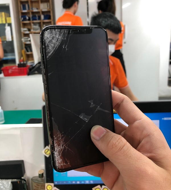 iPhone X bị hỏng vỏ cần được thay thế
