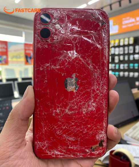 Thay vỏ iPhone 11 tại trung tâm FASTCARE