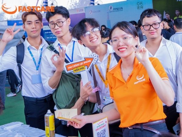 schooltour-fastcare-dai-hoc-hutech-4.jpg