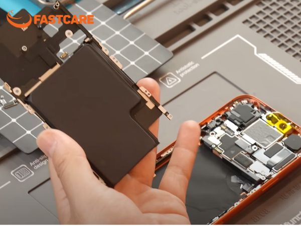 thay-pin-iphone-17-pro-max-tai-fastcare-9.jpg