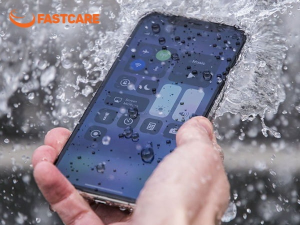 đẩy nước ra khỏi iphone