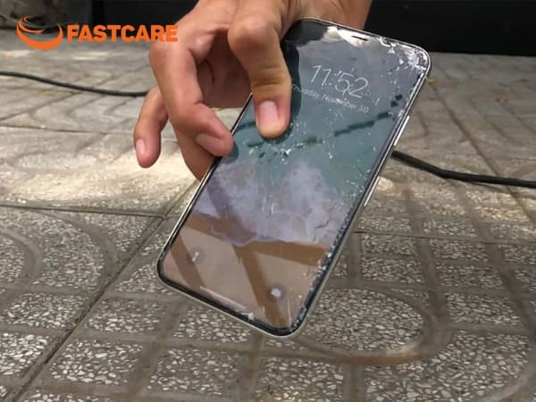 iPhone bị nứt mặt kính