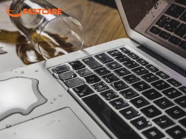 Laptop bị đổ nước vào bàn phím