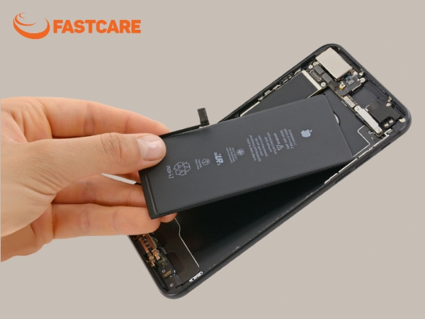 iPhone dùng 1 năm pin còn 90