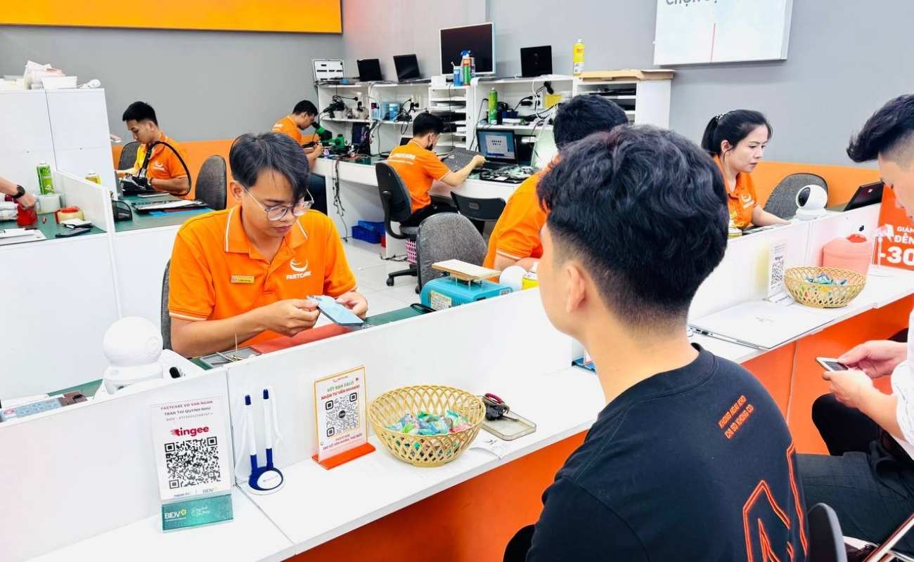 Khách hàng ngồi xem trực tiếp kỹ thuật viên thao tác