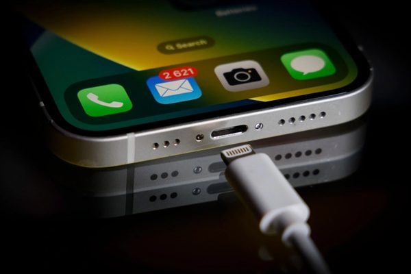 Dấu hiệu cần thay chân sạc iPhone 17