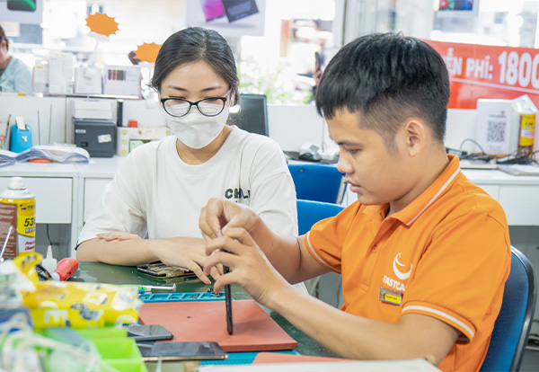 Thay vỏ Samsung S25 Ultra tại FASTCARE