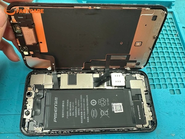 fastcare-dich-vu-thay-pin-iphone-11-chinh-hang-gia-re-2.webp