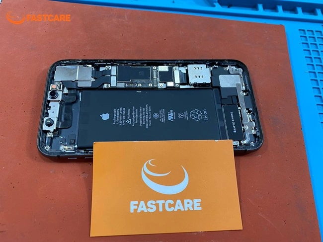 fastcare-dich-vu-thay-pin-iphone-11-chinh-hang-gia-re-3.webp