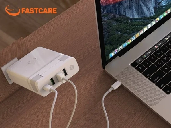 có nên vừa sạc vừa dùng macbook