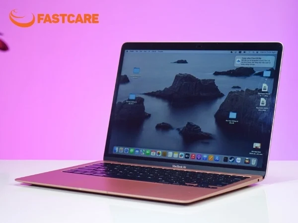có nên vừa sạc vừa dùng macbook