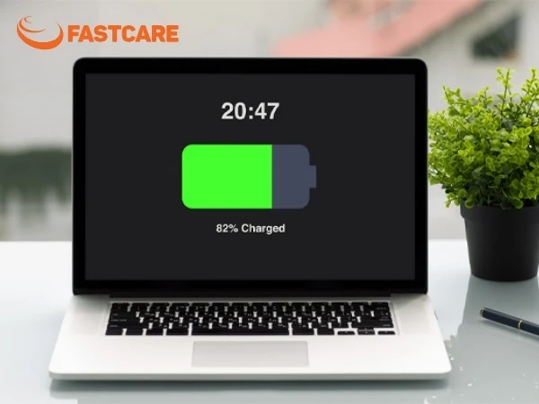 có nên vừa sạc vừa dùng macbook