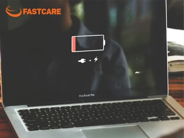 có nên vừa sạc vừa dùng macbook