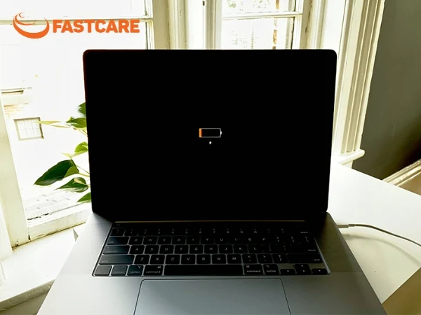 có nên vừa sạc vừa dùng macbook