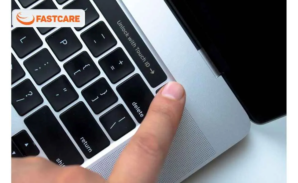 Giữ nút nguồn để khởi động lại Macbook