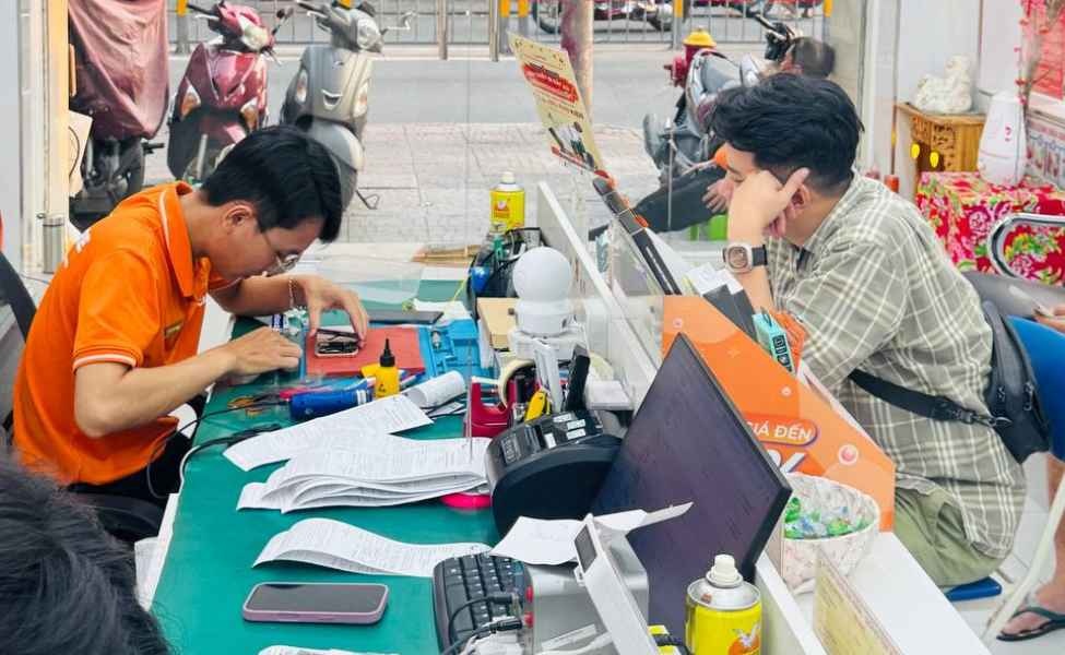 Ngồi xem trực tiếp kỹ thuật thao tác sửa chữa