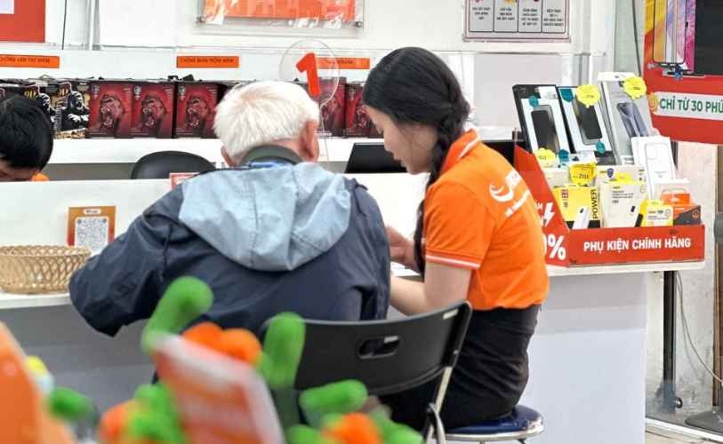 Nhân viên kiểm tra tình trạng của máy và tư vấn giải pháp cho khách