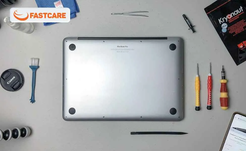 Vệ sinh loa Macbook bằng dụng cụ chuyên nghiệp
