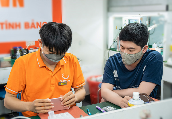 Khách hàng quan sát trực tiếp quá trình kỹ thuật viên sửa chữa tại FASTCARE