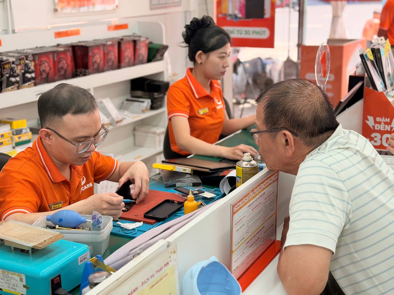 Khách xem trực tiếp thao tác của kỹ thuật