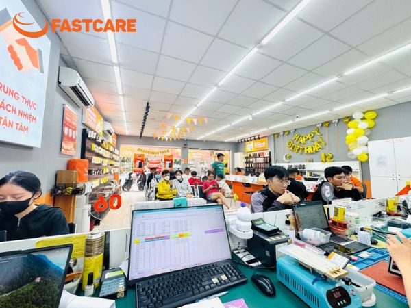 thay-man-hinh-iphone-15-tai-fastcare-01.jpg