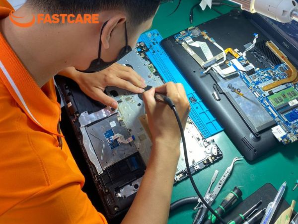 ky-thuat-vien-fastcare-sua-chua-laptop.jpg