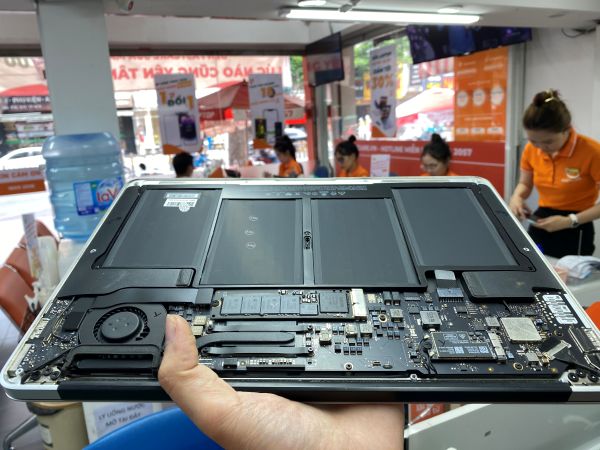 thay-pin-macbook-fastcare-2.jpg