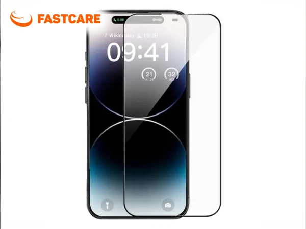 Khách hàng kiểm tra và dán cường lực bảo vệ màn hình