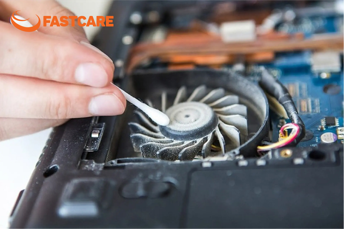 Kỹ thuật viên thao tác tỉ mỉ trong từng hạng mục vệ sinh laptop