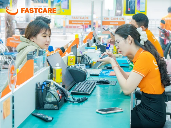 Cam kết dịch vụ thay màn hình iPhone 15 Pro tại FASTCARE
