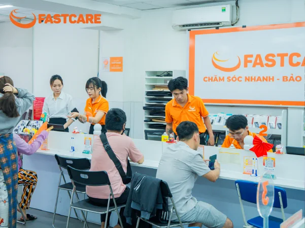 cua-hang-thay-vo-iphone-13-mini-fastcare.webp