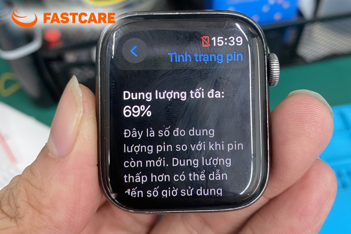 Kỹ thuật viên kiểm tra dấu hiệu cần thay pin Apple Watch
