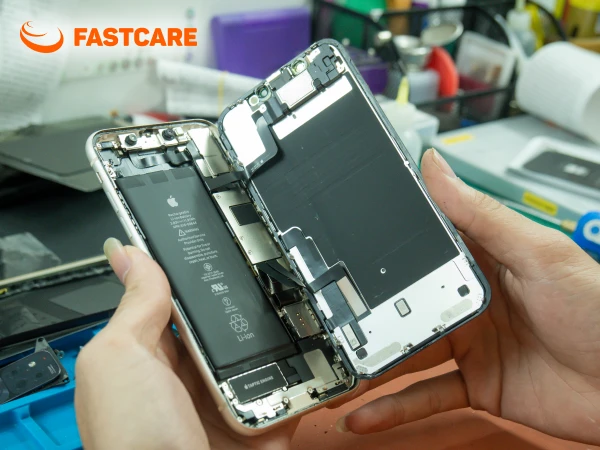 Dịch vụ thay pin iPhone 11 tại FASTCARE