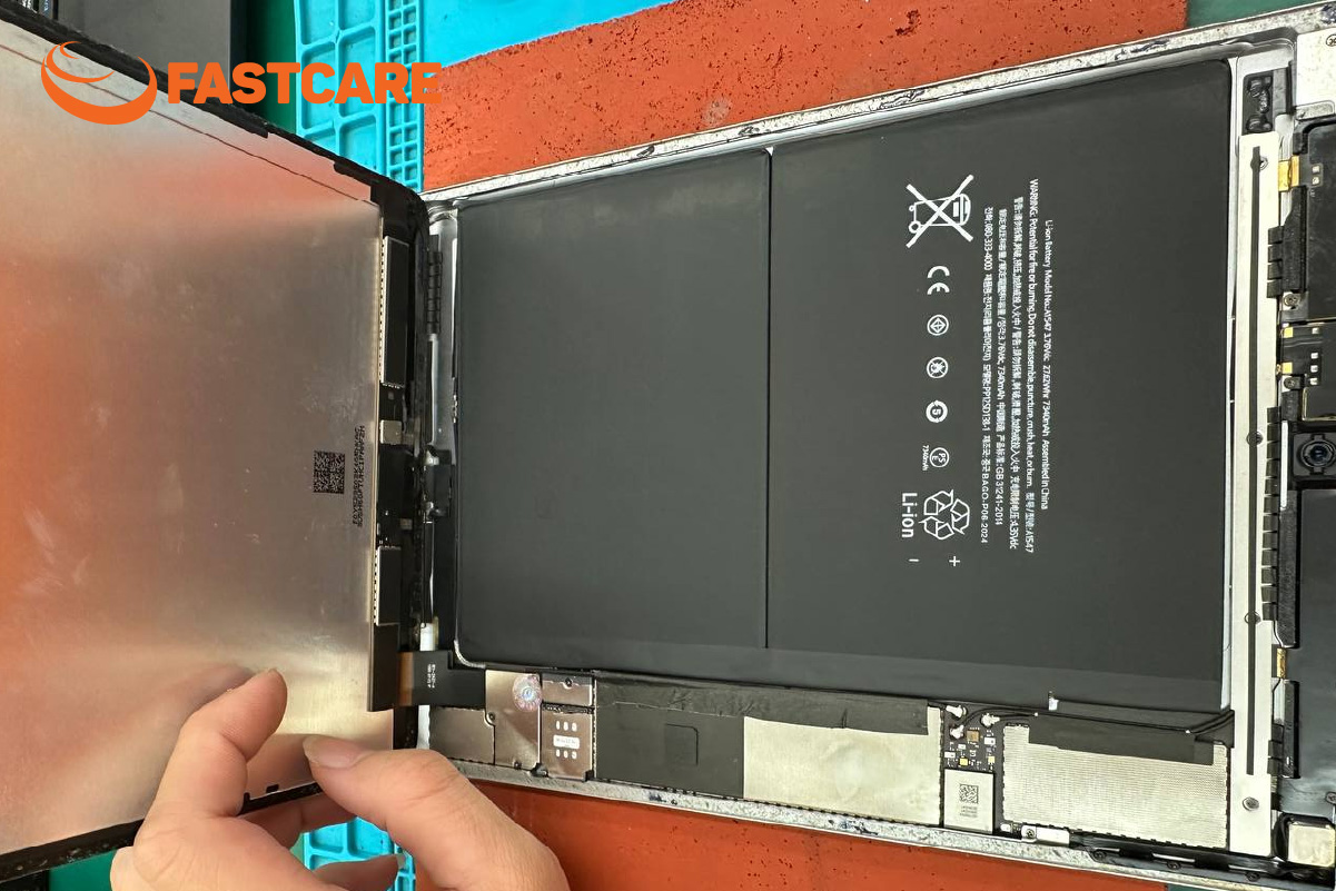 Thiết bị hoạt động ổn định và hiển thị bình thường sau khi thay pin