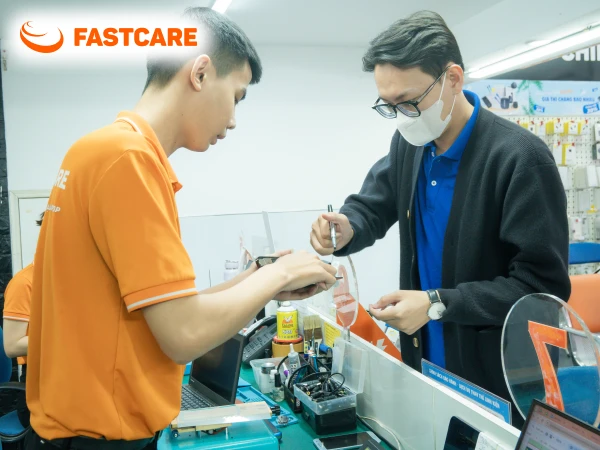 Khách hàng ký tên lên linh kiện tại FASTCARE