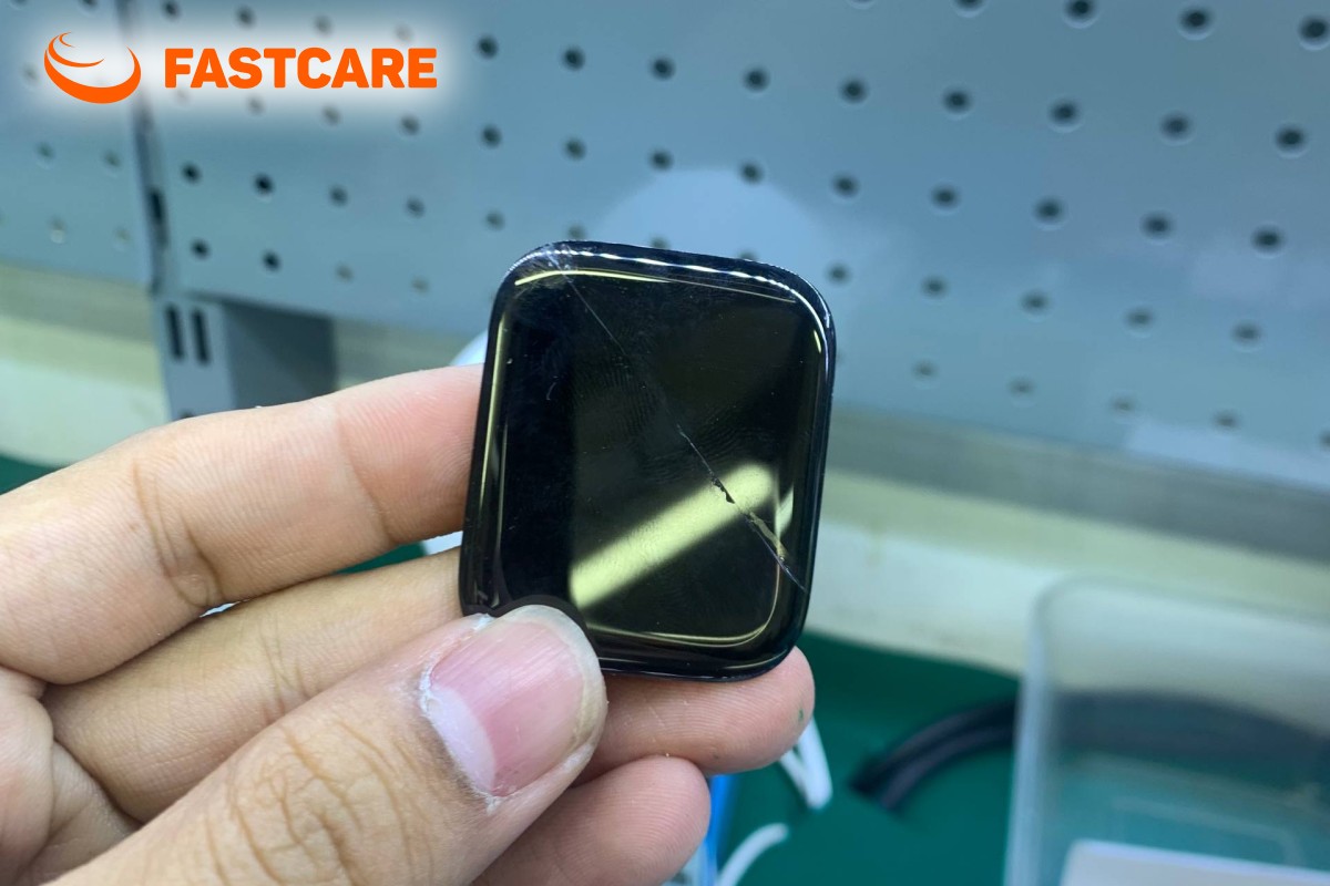 Kỹ thuật viên kiểm tra Apple Watch trước khi sửa chữa