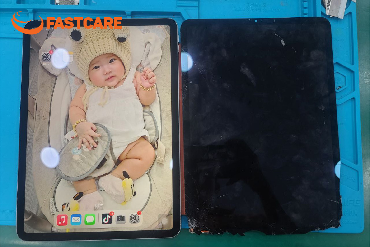 Khách hàng và nhân viên cùng kiểm tra lại khả năng cảm ứng cũng như hiển thị màu sắc