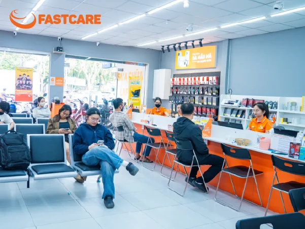 Kỹ thuật viên thao tác mở máy