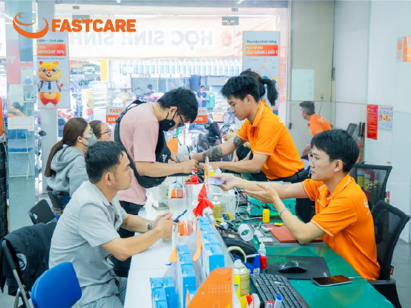 Kỹ thuật viên thao tác