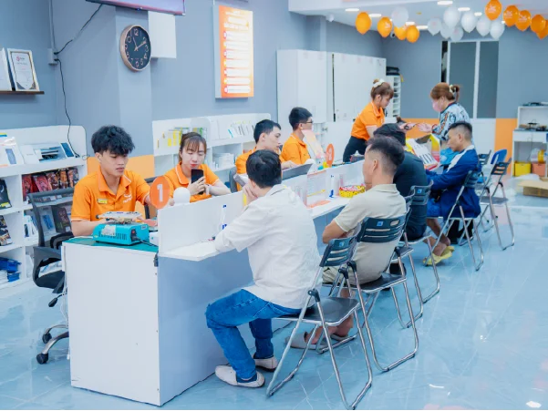 Kỹ thuật viên đang làm việc