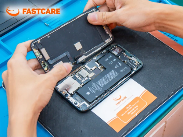 Quy trình thay màn hình iPhone 16 Plus tại FASTCARE