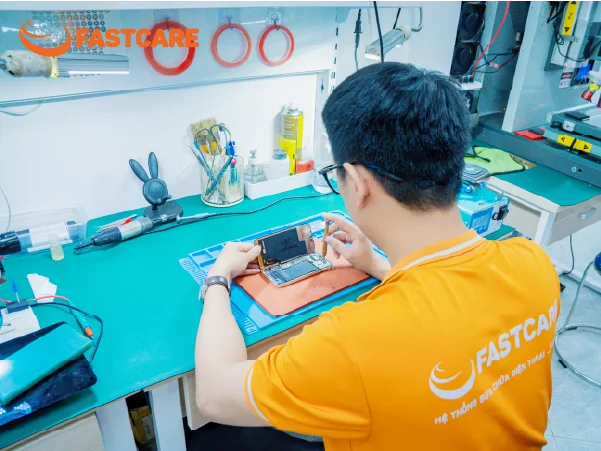 Quy trình thay màn hình iPhone 16 Pro tại FASTCARE