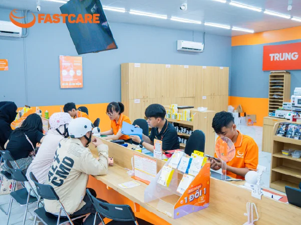 Quy trình thay màn hình iPhone 16e tại FASTCARE