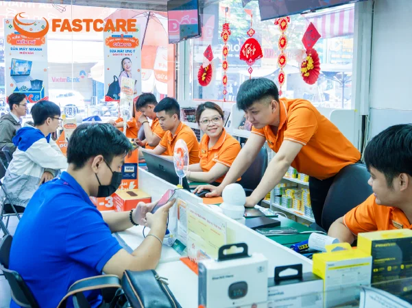 Kỹ thuật viên thay màn hình iPhone 16e UTECK Pro+ tại FASTCARE