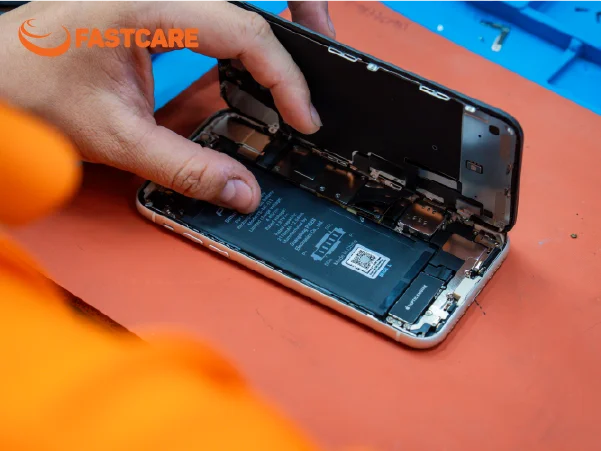 Kỹ thuật viên thay màn hình iPhone 17 FASTCARE