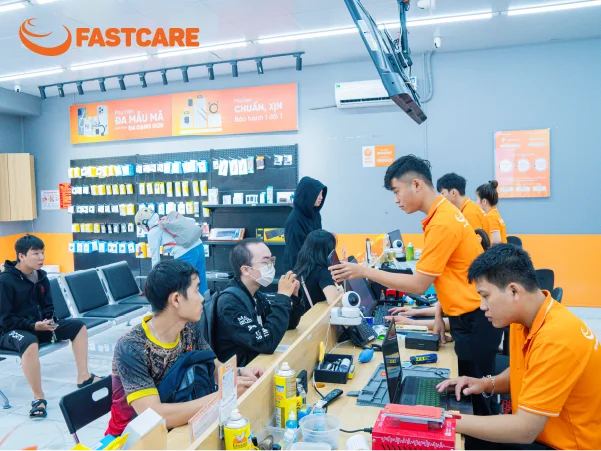 Kỹ thuật viên thay màn hình iPhone 17 Pro tại FASTCARE