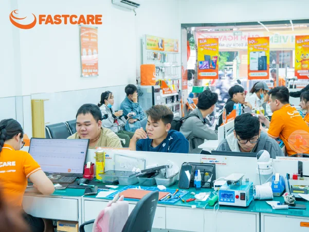 Kỹ thuật viên thay màn hình iPhone 17 Pro UTECK Pro tại FASTCARE